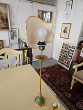 Lade das Bild in den Galerie-Viewer, Tischlampe Messing,  mit halbem gelben Schirm

