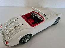 Lade das Bild in den Galerie-Viewer, Revell MGA Roadster weiß 1:18
