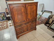 Lade das Bild in den Galerie-Viewer, Fernsehschrank Mahagoni, englisches Stilmöbel
