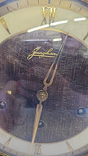 Lade das Bild in den Galerie-Viewer, Kaminuhr Junghans braun mit Zierleiste, 60er Jahre
