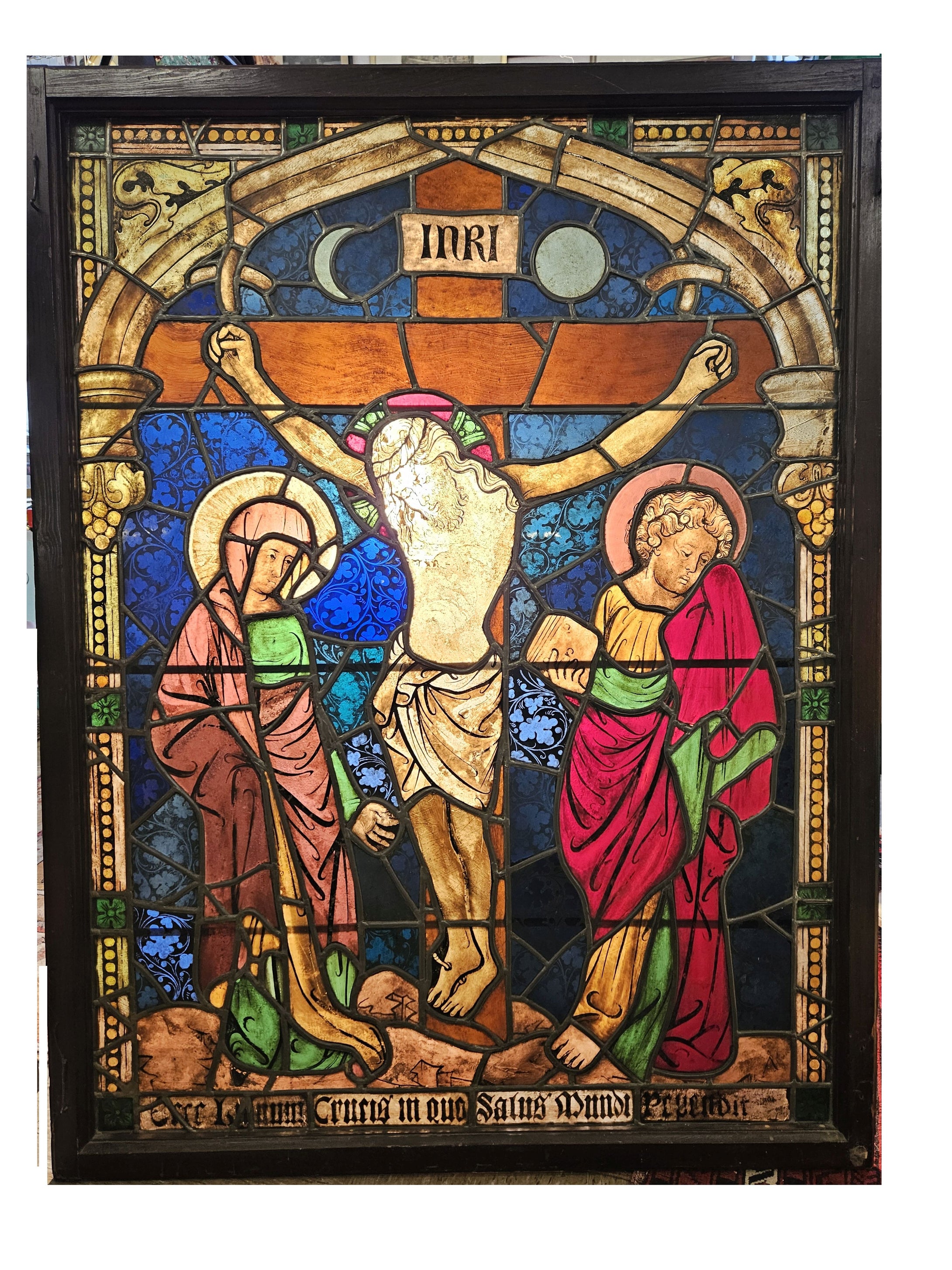 Kirchenfenster farbig mit Bleiverglasung Christus am Kreuz (INRI)
