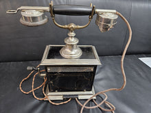 Lade das Bild in den Galerie-Viewer, Original Antikes Kurbeltelefon aus den 20er Jahren
