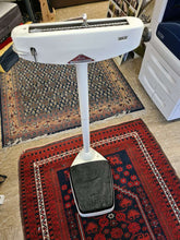 Lade das Bild in den Galerie-Viewer, SECA Apotheker Personenwaage bis 145 kg

