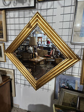 Lade das Bild in den Galerie-Viewer, Spiegel, geschliffenes Glas, Rahmen vergoldet
