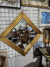 Lade das Bild in den Galerie-Viewer, Spiegel, geschliffenes Glas, Rahmen vergoldet
