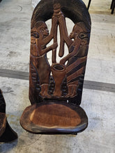Lade das Bild in den Galerie-Viewer, 2 Stühle + Hocker &quot;Afrika&quot;, zerlegbar Holz geschnitzt
