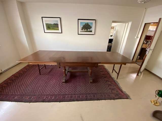 Tisch, dunkelbraun, 20er Jahre, mit 2 Seitenflügel, 12 Sessel