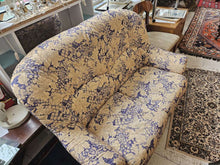 Lade das Bild in den Galerie-Viewer, Vintage Sofa mit 2 Sessel
