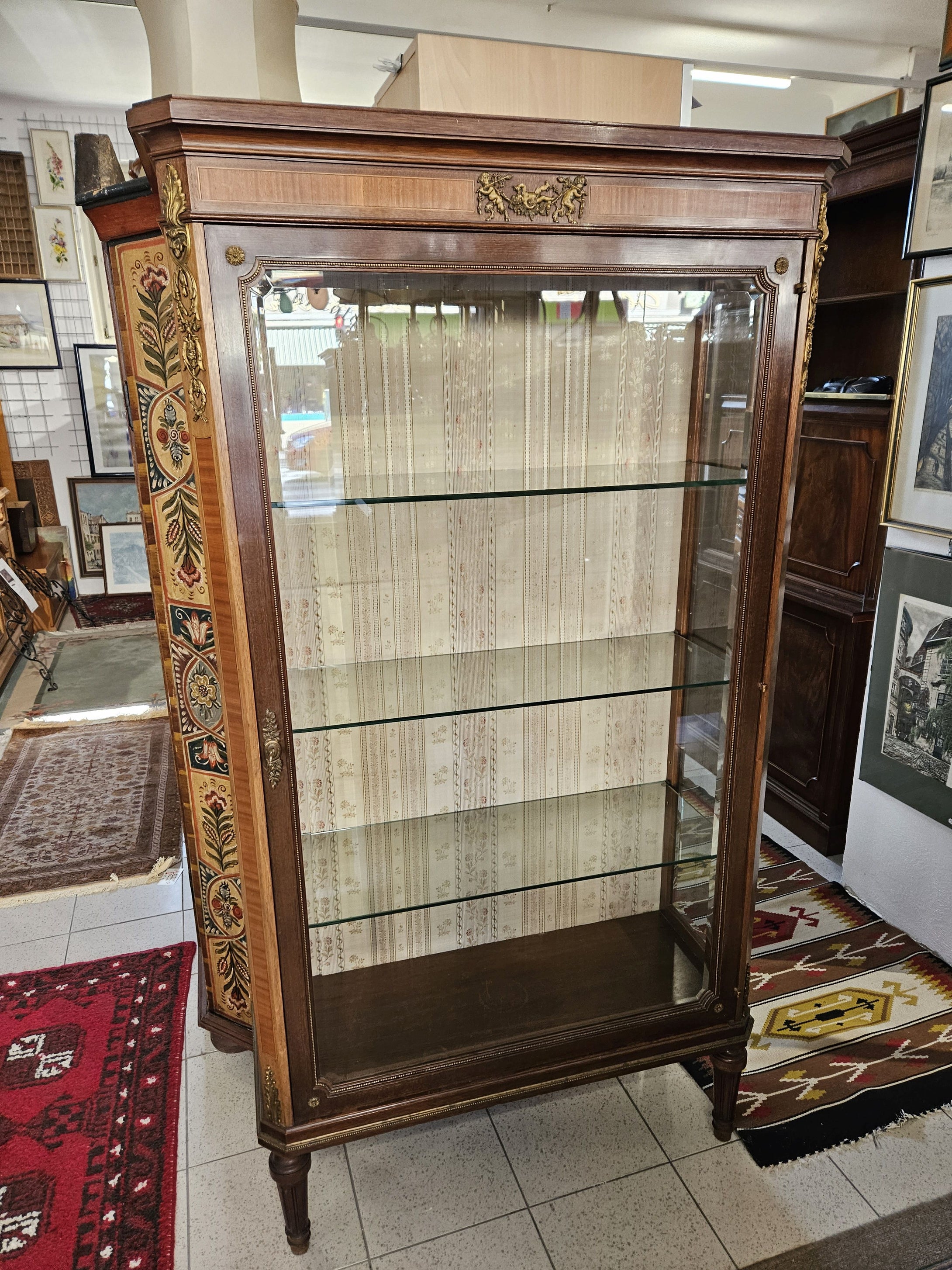 Vitrine, geschliffenes Glas