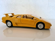 Lade das Bild in den Galerie-Viewer, Burago Lamborghini Diavolo 1990 1:24
