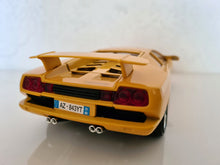 Lade das Bild in den Galerie-Viewer, Burago Lamborghini Diavolo 1990 1:24
