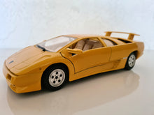 Lade das Bild in den Galerie-Viewer, Burago Lamborghini Diavolo 1990 1:24

