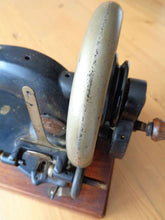 Lade das Bild in den Galerie-Viewer, Nähmaschine, etwa 1900 - Patent Fabriksmarke Christoph Columbus
