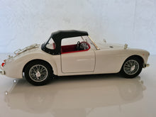 Lade das Bild in den Galerie-Viewer, Revell MGA Roadster weiß 1:18
