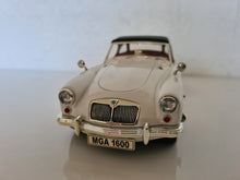 Lade das Bild in den Galerie-Viewer, Revell MGA Roadster weiß 1:18
