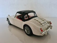 Lade das Bild in den Galerie-Viewer, Revell MGA Roadster weiß 1:18
