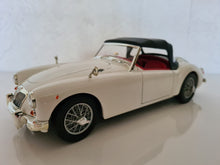 Lade das Bild in den Galerie-Viewer, Revell MGA Roadster weiß 1:18
