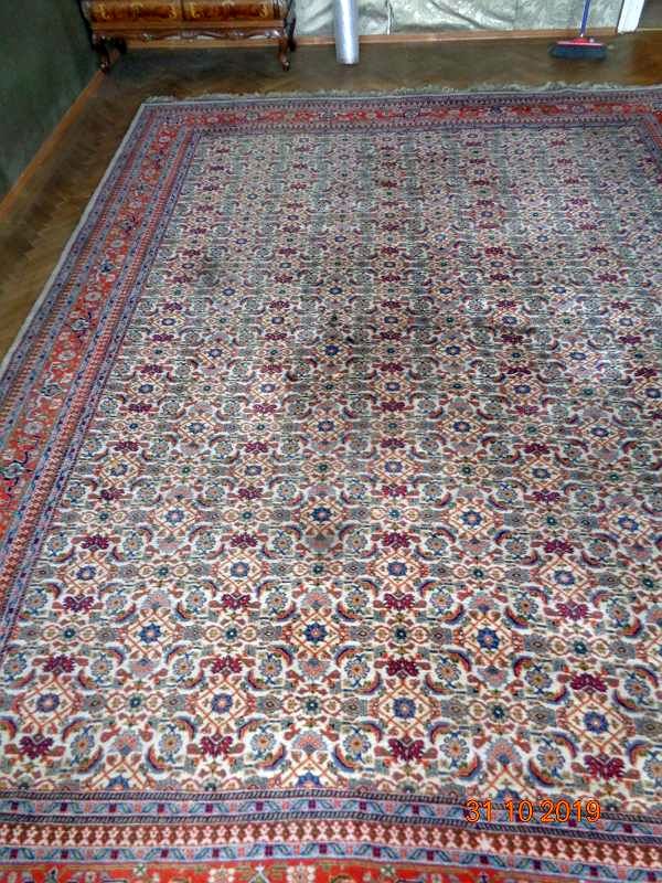 Teppich indisch mit breiter Bordüre und einheitlichem Muster in der Mitte  beige / rot / blau
