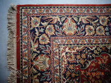 Lade das Bild in den Galerie-Viewer, Teppich mit Medaillon in der Mitte, florales Muster mit blauem Rand
